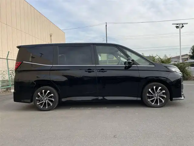 トヨタ ノア ハイブリッド S－Z 東京都 2024(令6)年 0.4万km アティチュードブラックマイカ 純正ナビ　/　　TV　フルセグ　CD　DVD　Bluetooth/両側電動スライドドア　/サイドステップ　/電動リアゲート　/フォグライト　/ハーフレザーシート　/シートヒーター　/ステアリングヒーター　/ミラー型ドラレコ　/ビルトインＥＴＣ　/追従型クルコン/ステアリングスイッチ/衝突被害軽減システム