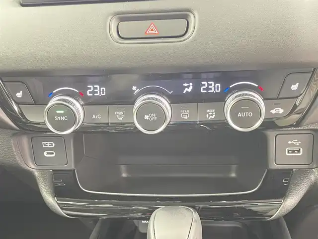 ホンダ ヴェゼル ハイブリッド e:HEV Z 千葉県 2025(令7)年 0.1千km プラチナホワイトパール 登録済未使用車　/登録時走行距離：5km/純正ホンダコネクトナビ　/AM＆FM＆Bluetooth＆フルセグTV/ホンダセンシング　/レーダークルーズコントロール　/踏み間違い衝突軽減システム　/ブラインドスポットモニター/シートヒーター　/電動トランク　/ダウンヒルアシスト　/ビルトインＥＴＣ2.0/ワイヤレス充電/電動格納サイドミラー/電動パーキングブレーキ/オートホールド/Driveモード/前後コーナーセンサー/LEDヘッドライト（オートライト機能付き）/フォグランプ/トノカバー/USBポート/アイドリングストップ/ウィンカーミラー/プッシュスタート