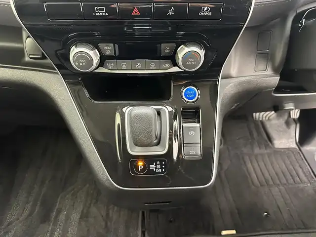 日産 セレナ e－パワー ハイウェイスター V 兵庫県 2022(令4)年 4.3万km ブリリアントホワイトパール 2トーン ・純正SDナビ/・アラウンドビューモニター/・純正前方ドライブレコーダー/・ETC/・両側パワースライドドア/・デジタルインナーミラー/・電子パーキングブレーキ/・プロパイロット/・衝突軽減ブレーキ/・レーンキープアシスト/・追従クルーズコントロール/・ブラインドスポットモニター/・純正15インチアルミホイール/・オートライト/・オートハイビーム/・LEDヘッドライト/・フォグランプ/・純正フロアマット/・スマートキー/・スペアキー1本/・プッシュスタート