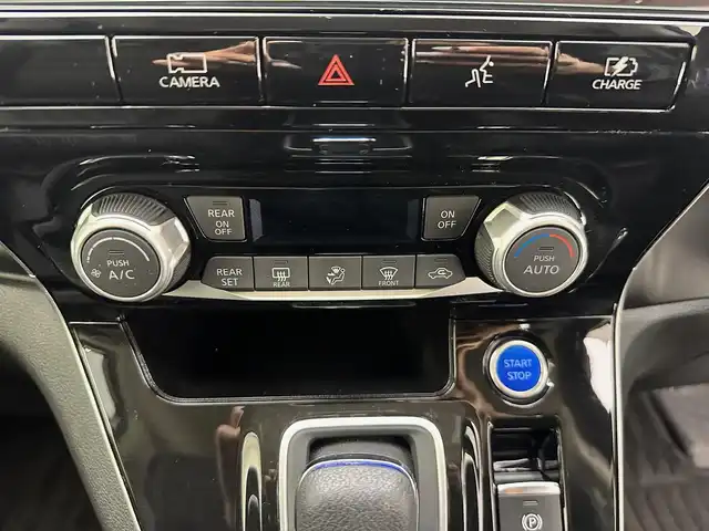 日産 セレナ e－パワー ハイウェイスター V 兵庫県 2022(令4)年 4.3万km ブリリアントホワイトパール 2トーン ・純正SDナビ/・アラウンドビューモニター/・純正前方ドライブレコーダー/・ETC/・両側パワースライドドア/・デジタルインナーミラー/・電子パーキングブレーキ/・プロパイロット/・衝突軽減ブレーキ/・レーンキープアシスト/・追従クルーズコントロール/・ブラインドスポットモニター/・純正15インチアルミホイール/・オートライト/・オートハイビーム/・LEDヘッドライト/・フォグランプ/・純正フロアマット/・スマートキー/・スペアキー1本/・プッシュスタート