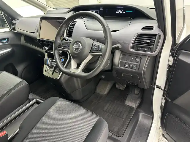 日産 セレナ e－パワー ハイウェイスター V 兵庫県 2022(令4)年 4.3万km ブリリアントホワイトパール 2トーン ・純正SDナビ/・アラウンドビューモニター/・純正前方ドライブレコーダー/・ETC/・両側パワースライドドア/・デジタルインナーミラー/・電子パーキングブレーキ/・プロパイロット/・衝突軽減ブレーキ/・レーンキープアシスト/・追従クルーズコントロール/・ブラインドスポットモニター/・純正15インチアルミホイール/・オートライト/・オートハイビーム/・LEDヘッドライト/・フォグランプ/・純正フロアマット/・スマートキー/・スペアキー1本/・プッシュスタート