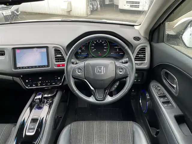ホンダ ヴェゼル ハイブリッド Z 神奈川県 2014(平26)年 13.1万km ホワイトオーキッドパール (株)IDOMが運営する【じしゃロン秦野店】の自社ローン専用車両になります。こちらは現金またはオートローンご利用時の価格です。自社ローンご希望の方は別途その旨お申付け下さい/ディーラーナビ/フルセグTV/Bluetooth・CD/DVD・FM/AM/バックカメラ/ETC/クルーズコントロール/プッシュスタート/スマートキー/純正フロアマット/シートヒーター（D/N席）/ルーフレール/純正アルミホイール/電動格納ミラー/ウインカーミラー/オートライト/LEDヘッドランプ/フォグランプ/パドルシフト