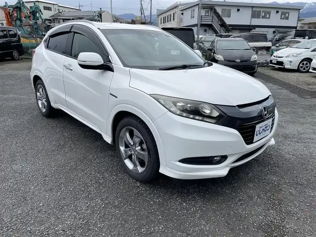 ホンダ ヴェゼル ハイブリッド Z 神奈川県 2014(平26)年 13.1万km ホワイトオーキッドパール (株)IDOMが運営する【じしゃロン秦野店】の自社ローン専用車両になります。こちらは現金またはオートローンご利用時の価格です。自社ローンご希望の方は別途その旨お申付け下さい/ディーラーナビ/フルセグTV/Bluetooth・CD/DVD・FM/AM/バックカメラ/ETC/クルーズコントロール/プッシュスタート/スマートキー/純正フロアマット/シートヒーター（D/N席）/ルーフレール/純正アルミホイール/電動格納ミラー/ウインカーミラー/オートライト/LEDヘッドランプ/フォグランプ/パドルシフト