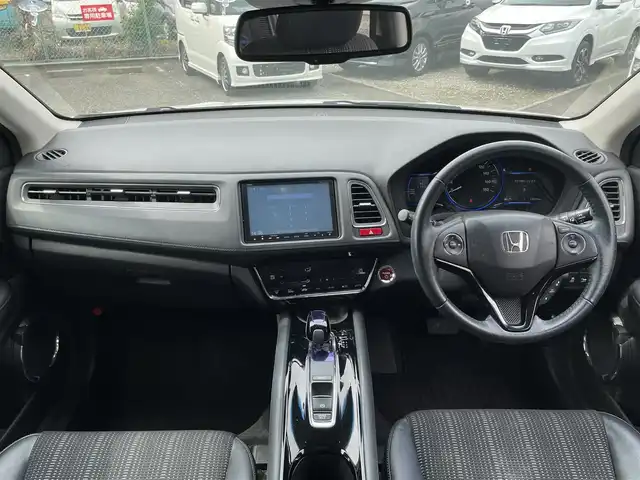 ホンダ ヴェゼル ハイブリッド Z 神奈川県 2014(平26)年 13.1万km ホワイトオーキッドパール (株)IDOMが運営する【じしゃロン秦野店】の自社ローン専用車両になります。こちらは現金またはオートローンご利用時の価格です。自社ローンご希望の方は別途その旨お申付け下さい/ディーラーナビ/フルセグTV/Bluetooth・CD/DVD・FM/AM/バックカメラ/ETC/クルーズコントロール/プッシュスタート/スマートキー/純正フロアマット/シートヒーター（D/N席）/ルーフレール/純正アルミホイール/電動格納ミラー/ウインカーミラー/オートライト/LEDヘッドランプ/フォグランプ/パドルシフト