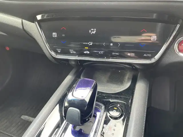 ホンダ ヴェゼル ハイブリッド Z 神奈川県 2014(平26)年 13.1万km ホワイトオーキッドパール (株)IDOMが運営する【じしゃロン秦野店】の自社ローン専用車両になります。こちらは現金またはオートローンご利用時の価格です。自社ローンご希望の方は別途その旨お申付け下さい/ディーラーナビ/フルセグTV/Bluetooth・CD/DVD・FM/AM/バックカメラ/ETC/クルーズコントロール/プッシュスタート/スマートキー/純正フロアマット/シートヒーター（D/N席）/ルーフレール/純正アルミホイール/電動格納ミラー/ウインカーミラー/オートライト/LEDヘッドランプ/フォグランプ/パドルシフト