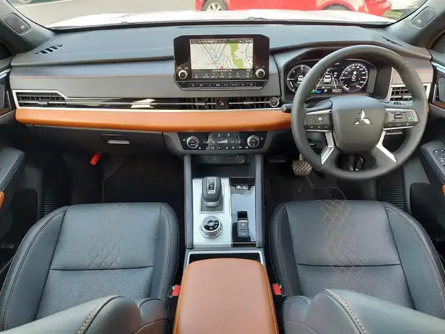 三菱 アウトランダー ＰＨＥＶ P 東京都 2023(令5)年 1.1万km パールⅡ パノラマサンルーフ/純正ナビ/アラウンドビューモニター/ビルトインETC2.0/BOSEサウンド/マイパイロット/レーダークルーズコントロール/ヘッドアップディスプレイ/AC1500W/パワーバックドア/パドルシフト/シートヒーター/ステアリングヒーター/置くだけ充電/コーナーセンサー/e-Assist/・衝突軽減ブレーキ/・踏み間違い衝突防止アシスト/・車線逸脱警報システム/・後側方衝突被害防止支援システム/・後側方車両検知警報システム/・後退時車両検知警報システム