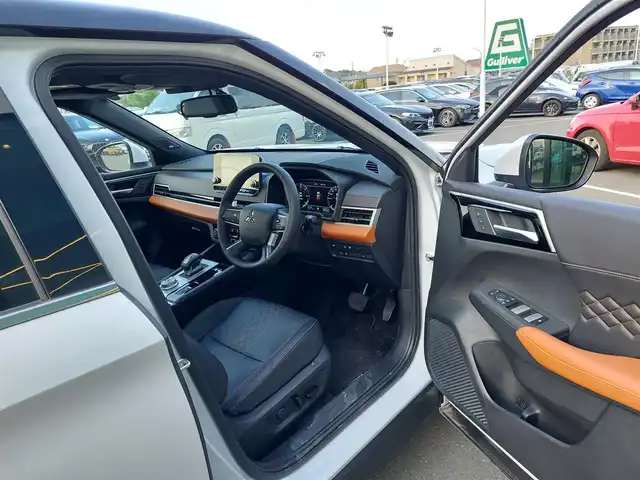 三菱 アウトランダー ＰＨＥＶ P 東京都 2023(令5)年 1.1万km パールⅡ パノラマサンルーフ/純正ナビ/アラウンドビューモニター/ビルトインETC2.0/BOSEサウンド/マイパイロット/レーダークルーズコントロール/ヘッドアップディスプレイ/AC1500W/パワーバックドア/パドルシフト/シートヒーター/ステアリングヒーター/置くだけ充電/コーナーセンサー/e-Assist/・衝突軽減ブレーキ/・踏み間違い衝突防止アシスト/・車線逸脱警報システム/・後側方衝突被害防止支援システム/・後側方車両検知警報システム/・後退時車両検知警報システム