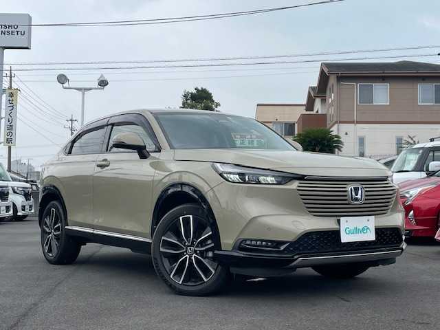 ホンダ ヴェゼル ハイブリッド e:HEV Z 静岡県 2021(令3)年 1.1万km サンドカーキパール ●純正ディスプレイオーディオ(ナビ機能付き)/(フルセグ/Bluetooth/AppleCarPlay/AndroidAuto)/●ハーフレザーシート/●前席シートヒーター/●バックカメラ/●レーダークルーズコントロール/●ブラインドスポットモニター/●衝突被害軽減システム/●レーンキープアシスト/●前後コーナーセンサー/●オートライト/●革巻きステアリング/●ステアリングヒーター/●ステアリングスイッチ/●ETC2.0/●電動リアゲート/●電動パーキングブレーキ/●オートブレーキホールド/●LEDライト/●置くだけ充電/●ヒルディーセントコントロール/●フロントデサイア/●スマートキー/●プッシュスタート/●ドアバイザー/●純正フロアマット/●純正18インチアルミホイール/●W＋サイド＋カーテンSRS＋ABS
