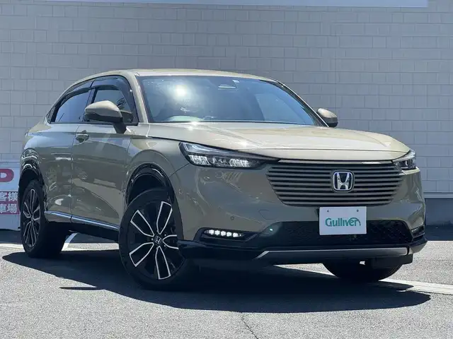 ホンダ ヴェゼル ハイブリッド e:HEV Z 静岡県 2021(令3)年 1.1万km サンドカーキパール ●純正ディスプレイオーディオ(ナビ機能付き)/(フルセグ/Bluetooth/AppleCarPlay/AndroidAuto)/●ハーフレザーシート/●前席シートヒーター/●バックカメラ/●レーダークルーズコントロール/●ブラインドスポットモニター/●衝突被害軽減システム/●レーンキープアシスト/●前後コーナーセンサー/●オートライト/●革巻きステアリング/●ステアリングヒーター/●ステアリングスイッチ/●ETC2.0/●電動リアゲート/●電動パーキングブレーキ/●オートブレーキホールド/●LEDヘッドライト/●置くだけ充電/●ヒルディーセントコントロール/●フロントデアイサー/●スマートキー/●プッシュスタート/●ドアバイザー/●純正フロアマット/●純正18インチアルミホイール/●W＋サイド＋カーテンSRS＋ABS