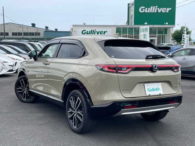 ホンダ ヴェゼル ハイブリッド e:HEV Z 静岡県 2021(令3)年 1.1万km サンドカーキパール ●純正ディスプレイオーディオ(ナビ機能付き)/(フルセグ/Bluetooth/AppleCarPlay/AndroidAuto)/●ハーフレザーシート/●前席シートヒーター/●バックカメラ/●レーダークルーズコントロール/●ブラインドスポットモニター/●衝突被害軽減システム/●レーンキープアシスト/●前後コーナーセンサー/●オートライト/●革巻きステアリング/●ステアリングヒーター/●ステアリングスイッチ/●ETC2.0/●電動リアゲート/●電動パーキングブレーキ/●オートブレーキホールド/●LEDライト/●置くだけ充電/●ヒルディーセントコントロール/●フロントデサイア/●スマートキー/●プッシュスタート/●ドアバイザー/●純正フロアマット/●純正18インチアルミホイール/●W＋サイド＋カーテンSRS＋ABS
