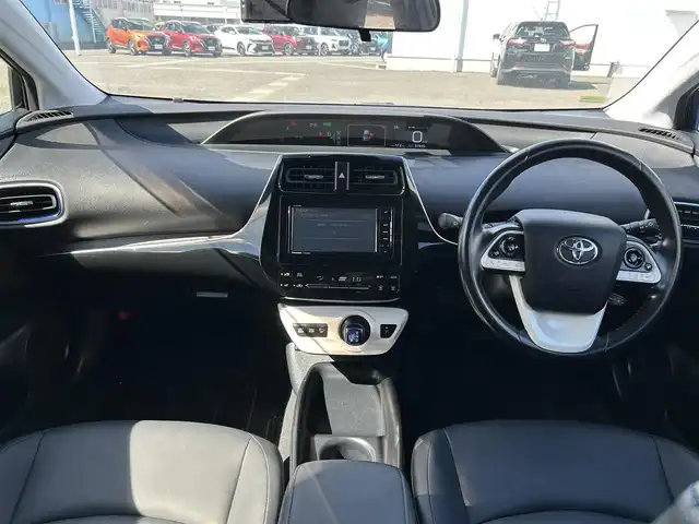 トヨタ プリウス Sツーリングセレクション 熊本県 2019(平31)年 5.2万km アティチュードブラックマイカ 純正ナビ/・AM/FM/CD/DVD/SD/iPod/BT/・フルセグTV/バックカメラ/トヨタセーフティセンス/・レーンディパーチャーアラート/・プリクラッシュセーフティ/・ふらつき警報/・車両接近通報装置/・オートマチックハイビーム/・レーダークルーズコントロール/革巻きステアリング/・ステアリングリモコン/レザーシート/・D/N席シートヒーター/MODELISTAエアロ（フロント/サイド/リア）/前後ドライブレコーダー【ZDR035】/オートライト/・LEDライト/・フォグランプ/ビルトインETC/電動格納ミラー/・ウィンカーミラー/トノカバー/純正ドアバイザー/純正アルミホイール/純正フロアマット/スマートキー