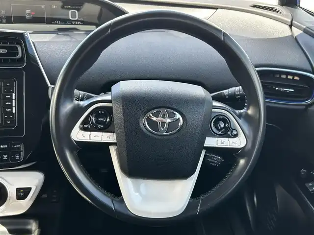 トヨタ プリウス Sツーリングセレクション 熊本県 2019(平31)年 5.2万km アティチュードブラックマイカ 純正ナビ/・AM/FM/CD/DVD/SD/iPod/BT/・フルセグTV/バックカメラ/トヨタセーフティセンス/・レーンディパーチャーアラート/・プリクラッシュセーフティ/・ふらつき警報/・車両接近通報装置/・オートマチックハイビーム/・レーダークルーズコントロール/革巻きステアリング/・ステアリングリモコン/レザーシート/・D/N席シートヒーター/MODELISTAエアロ（フロント/サイド/リア）/前後ドライブレコーダー【ZDR035】/オートライト/・LEDライト/・フォグランプ/ビルトインETC/電動格納ミラー/・ウィンカーミラー/トノカバー/純正ドアバイザー/純正アルミホイール/純正フロアマット/スマートキー
