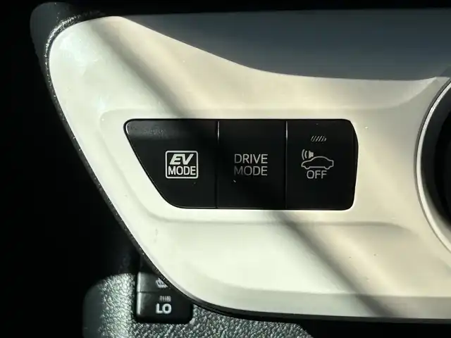 トヨタ プリウス Sツーリングセレクション 熊本県 2019(平31)年 5.2万km アティチュードブラックマイカ 純正ナビ/・AM/FM/CD/DVD/SD/iPod/BT/・フルセグTV/バックカメラ/トヨタセーフティセンス/・レーンディパーチャーアラート/・プリクラッシュセーフティ/・ふらつき警報/・車両接近通報装置/・オートマチックハイビーム/・レーダークルーズコントロール/革巻きステアリング/・ステアリングリモコン/レザーシート/・D/N席シートヒーター/MODELISTAエアロ（フロント/サイド/リア）/前後ドライブレコーダー【ZDR035】/オートライト/・LEDライト/・フォグランプ/ビルトインETC/電動格納ミラー/・ウィンカーミラー/トノカバー/純正ドアバイザー/純正アルミホイール/純正フロアマット/スマートキー