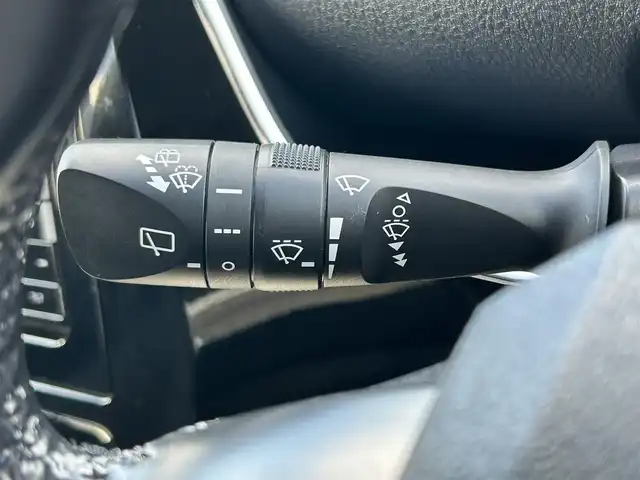 トヨタ プリウス Sツーリングセレクション 熊本県 2019(平31)年 5.2万km アティチュードブラックマイカ 純正ナビ/・AM/FM/CD/DVD/SD/iPod/BT/・フルセグTV/バックカメラ/トヨタセーフティセンス/・レーンディパーチャーアラート/・プリクラッシュセーフティ/・ふらつき警報/・車両接近通報装置/・オートマチックハイビーム/・レーダークルーズコントロール/革巻きステアリング/・ステアリングリモコン/レザーシート/・D/N席シートヒーター/MODELISTAエアロ（フロント/サイド/リア）/前後ドライブレコーダー【ZDR035】/オートライト/・LEDライト/・フォグランプ/ビルトインETC/電動格納ミラー/・ウィンカーミラー/トノカバー/純正ドアバイザー/純正アルミホイール/純正フロアマット/スマートキー