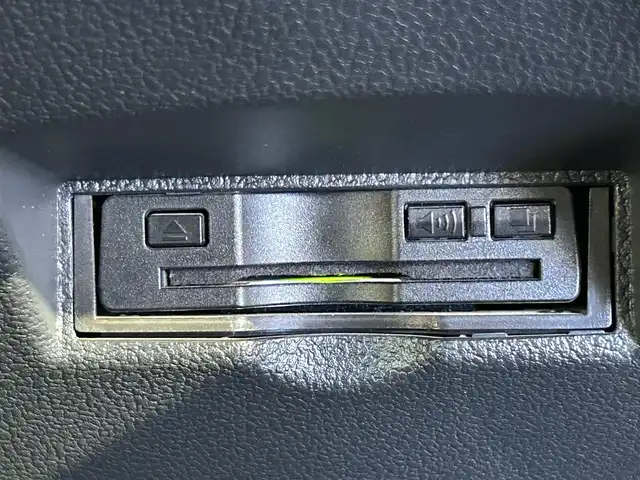 トヨタ プリウス Sツーリングセレクション 熊本県 2019(平31)年 5.2万km アティチュードブラックマイカ 純正ナビ/・AM/FM/CD/DVD/SD/iPod/BT/・フルセグTV/バックカメラ/トヨタセーフティセンス/・レーンディパーチャーアラート/・プリクラッシュセーフティ/・ふらつき警報/・車両接近通報装置/・オートマチックハイビーム/・レーダークルーズコントロール/革巻きステアリング/・ステアリングリモコン/レザーシート/・D/N席シートヒーター/MODELISTAエアロ（フロント/サイド/リア）/前後ドライブレコーダー【ZDR035】/オートライト/・LEDライト/・フォグランプ/ビルトインETC/電動格納ミラー/・ウィンカーミラー/トノカバー/純正ドアバイザー/純正アルミホイール/純正フロアマット/スマートキー