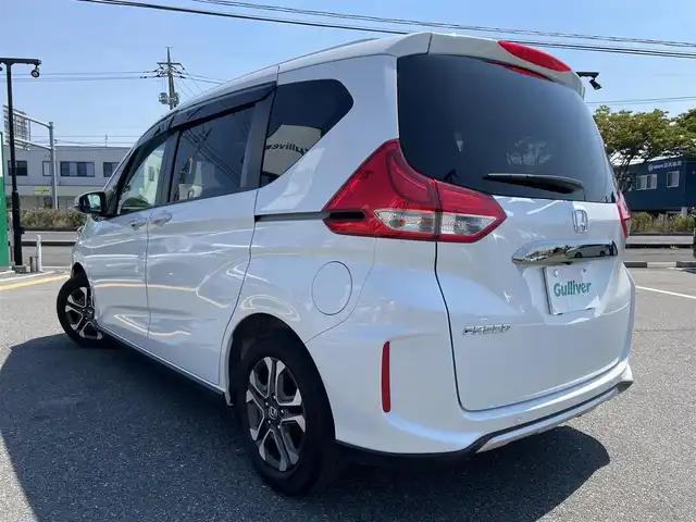 ホンダ フリード クロスター ホンダセンシング 鳥取県 2022(令4)年 3.1万km プラチナホワイトパール 社外9インチナビ/フルセグ/DVD/CD/BT/HDMI/バックカメラ・ETC/ドライブレコーダー/後席用モニター/ホンダセンシング/レーダークルーズコントロール/レーンキープアシスト/両側パワースライドドア/LEDヘットライト/純正15インチアルミホイール/プッシュエンジンスタート/アイドリングストップ/フロアマット/ドアバイザー
