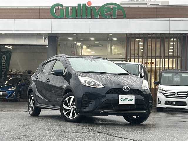 トヨタ アクア クロスオーバー 沖縄県 2018(平30)年 1.6万km ブラッキッシュアゲハガラスフレーク 純正CDラジオオーディオ/スマートキー/純正アルミ/ステアリングスイッチ/オートライト/衝突軽減システム/オートマチックハイビーム/レーンキープアシスト/先行車発進告知/電動格納ミラー/ステアリングスイッチ/革巻きステアリング