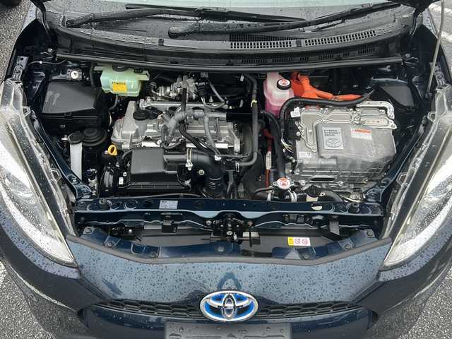 トヨタ アクア クロスオーバー 沖縄県 2018(平30)年 1.6万km ブラッキッシュアゲハガラスフレーク 純正CDラジオオーディオ/スマートキー/純正アルミ/ステアリングスイッチ/オートライト/衝突軽減システム/オートマチックハイビーム/レーンキープアシスト/先行車発進告知/電動格納ミラー/ステアリングスイッチ/革巻きステアリング