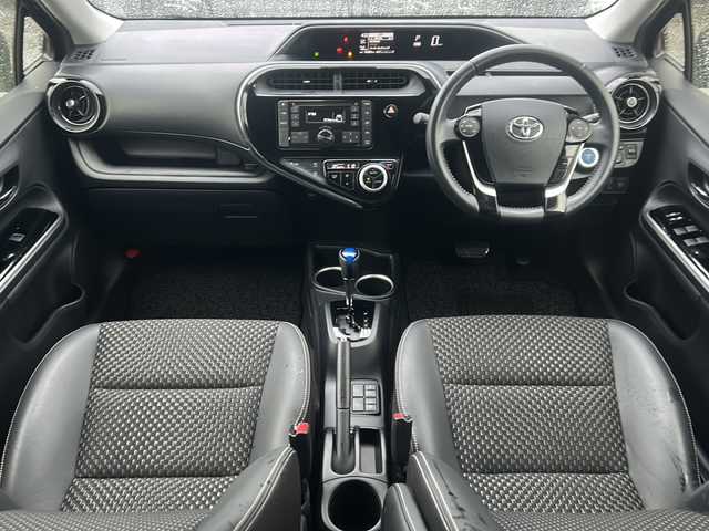 トヨタ アクア クロスオーバー 沖縄県 2018(平30)年 1.6万km ブラッキッシュアゲハガラスフレーク 純正CDラジオオーディオ/スマートキー/純正アルミ/ステアリングスイッチ/オートライト/衝突軽減システム/オートマチックハイビーム/レーンキープアシスト/先行車発進告知/電動格納ミラー/ステアリングスイッチ/革巻きステアリング