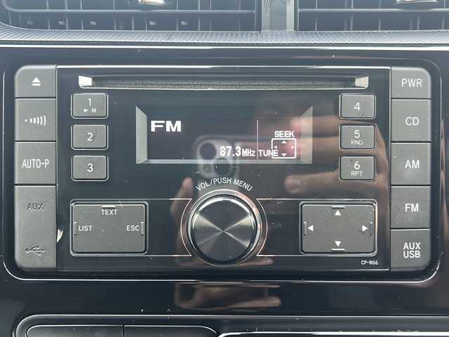 トヨタ アクア クロスオーバー 沖縄県 2018(平30)年 1.6万km ブラッキッシュアゲハガラスフレーク 純正CDラジオオーディオ/スマートキー/純正アルミ/ステアリングスイッチ/オートライト/衝突軽減システム/オートマチックハイビーム/レーンキープアシスト/先行車発進告知/電動格納ミラー/ステアリングスイッチ/革巻きステアリング