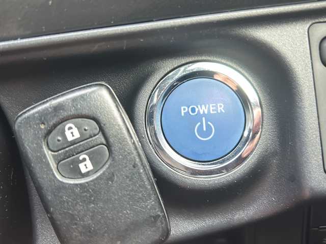 トヨタ アクア クロスオーバー 沖縄県 2018(平30)年 1.6万km ブラッキッシュアゲハガラスフレーク 純正CDラジオオーディオ/スマートキー/純正アルミ/ステアリングスイッチ/オートライト/衝突軽減システム/オートマチックハイビーム/レーンキープアシスト/先行車発進告知/電動格納ミラー/ステアリングスイッチ/革巻きステアリング