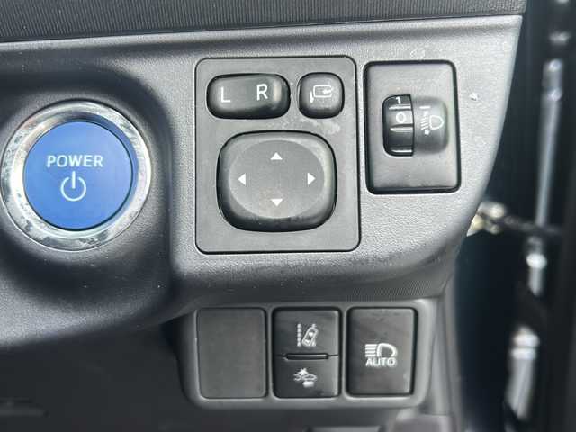 トヨタ アクア クロスオーバー 沖縄県 2018(平30)年 1.6万km ブラッキッシュアゲハガラスフレーク 純正CDラジオオーディオ/スマートキー/純正アルミ/ステアリングスイッチ/オートライト/衝突軽減システム/オートマチックハイビーム/レーンキープアシスト/先行車発進告知/電動格納ミラー/ステアリングスイッチ/革巻きステアリング