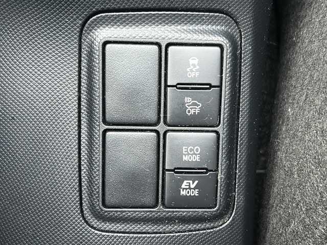 トヨタ アクア クロスオーバー 沖縄県 2018(平30)年 1.6万km ブラッキッシュアゲハガラスフレーク 純正CDラジオオーディオ/スマートキー/純正アルミ/ステアリングスイッチ/オートライト/衝突軽減システム/オートマチックハイビーム/レーンキープアシスト/先行車発進告知/電動格納ミラー/ステアリングスイッチ/革巻きステアリング