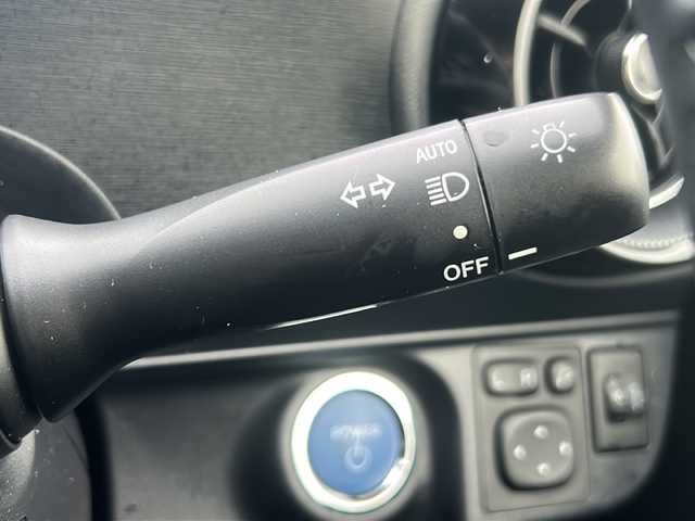 トヨタ アクア クロスオーバー 沖縄県 2018(平30)年 1.6万km ブラッキッシュアゲハガラスフレーク 純正CDラジオオーディオ/スマートキー/純正アルミ/ステアリングスイッチ/オートライト/衝突軽減システム/オートマチックハイビーム/レーンキープアシスト/先行車発進告知/電動格納ミラー/ステアリングスイッチ/革巻きステアリング