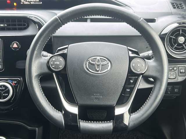 トヨタ アクア クロスオーバー 沖縄県 2018(平30)年 1.6万km ブラッキッシュアゲハガラスフレーク 純正CDラジオオーディオ/スマートキー/純正アルミ/ステアリングスイッチ/オートライト/衝突軽減システム/オートマチックハイビーム/レーンキープアシスト/先行車発進告知/電動格納ミラー/ステアリングスイッチ/革巻きステアリング