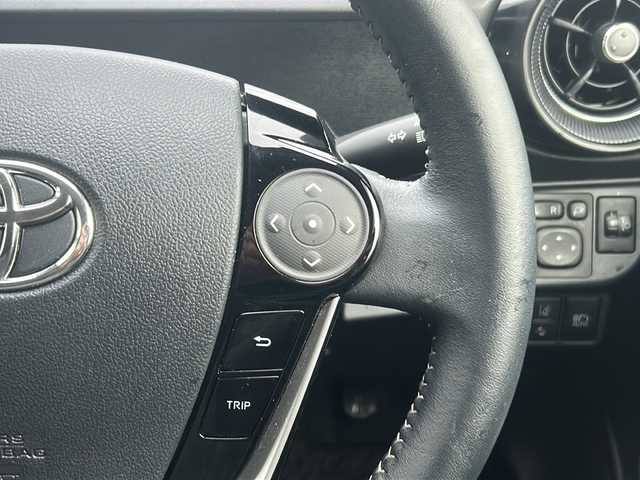 トヨタ アクア クロスオーバー 沖縄県 2018(平30)年 1.6万km ブラッキッシュアゲハガラスフレーク 純正CDラジオオーディオ/スマートキー/純正アルミ/ステアリングスイッチ/オートライト/衝突軽減システム/オートマチックハイビーム/レーンキープアシスト/先行車発進告知/電動格納ミラー/ステアリングスイッチ/革巻きステアリング