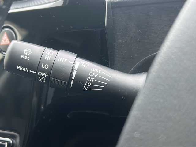 トヨタ アクア クロスオーバー 沖縄県 2018(平30)年 1.6万km ブラッキッシュアゲハガラスフレーク 純正CDラジオオーディオ/スマートキー/純正アルミ/ステアリングスイッチ/オートライト/衝突軽減システム/オートマチックハイビーム/レーンキープアシスト/先行車発進告知/電動格納ミラー/ステアリングスイッチ/革巻きステアリング