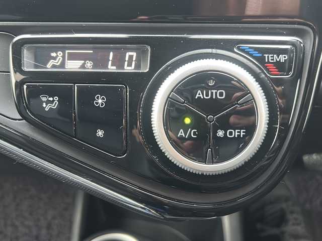 トヨタ アクア クロスオーバー 沖縄県 2018(平30)年 1.6万km ブラッキッシュアゲハガラスフレーク 純正CDラジオオーディオ/スマートキー/純正アルミ/ステアリングスイッチ/オートライト/衝突軽減システム/オートマチックハイビーム/レーンキープアシスト/先行車発進告知/電動格納ミラー/ステアリングスイッチ/革巻きステアリング