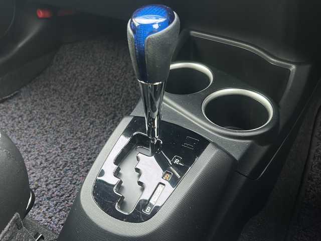 トヨタ アクア クロスオーバー 沖縄県 2018(平30)年 1.6万km ブラッキッシュアゲハガラスフレーク 純正CDラジオオーディオ/スマートキー/純正アルミ/ステアリングスイッチ/オートライト/衝突軽減システム/オートマチックハイビーム/レーンキープアシスト/先行車発進告知/電動格納ミラー/ステアリングスイッチ/革巻きステアリング