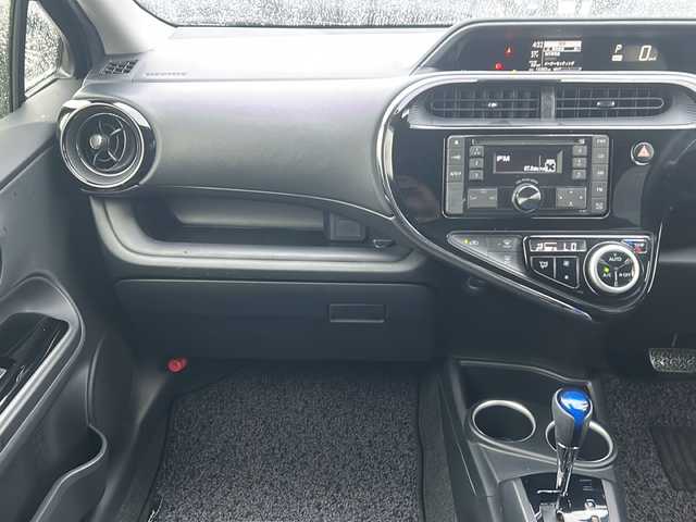 トヨタ アクア クロスオーバー 沖縄県 2018(平30)年 1.6万km ブラッキッシュアゲハガラスフレーク 純正CDラジオオーディオ/スマートキー/純正アルミ/ステアリングスイッチ/オートライト/衝突軽減システム/オートマチックハイビーム/レーンキープアシスト/先行車発進告知/電動格納ミラー/ステアリングスイッチ/革巻きステアリング