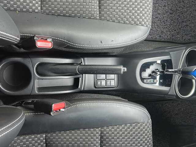 トヨタ アクア クロスオーバー 沖縄県 2018(平30)年 1.6万km ブラッキッシュアゲハガラスフレーク 純正CDラジオオーディオ/スマートキー/純正アルミ/ステアリングスイッチ/オートライト/衝突軽減システム/オートマチックハイビーム/レーンキープアシスト/先行車発進告知/電動格納ミラー/ステアリングスイッチ/革巻きステアリング