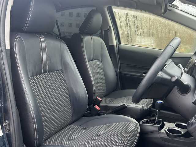 トヨタ アクア クロスオーバー 沖縄県 2018(平30)年 1.6万km ブラッキッシュアゲハガラスフレーク 純正CDラジオオーディオ/スマートキー/純正アルミ/ステアリングスイッチ/オートライト/衝突軽減システム/オートマチックハイビーム/レーンキープアシスト/先行車発進告知/電動格納ミラー/ステアリングスイッチ/革巻きステアリング