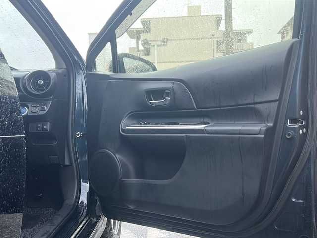 トヨタ アクア クロスオーバー 沖縄県 2018(平30)年 1.6万km ブラッキッシュアゲハガラスフレーク 純正CDラジオオーディオ/スマートキー/純正アルミ/ステアリングスイッチ/オートライト/衝突軽減システム/オートマチックハイビーム/レーンキープアシスト/先行車発進告知/電動格納ミラー/ステアリングスイッチ/革巻きステアリング