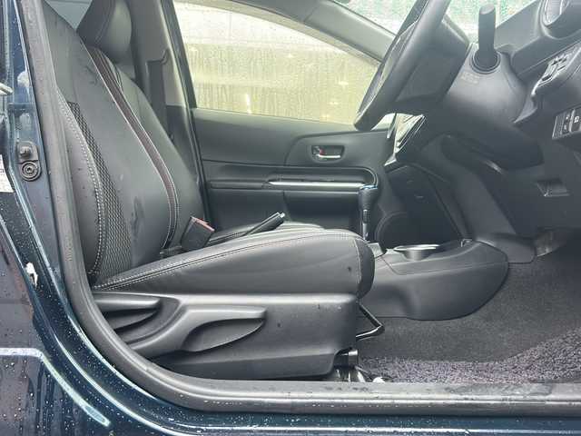 トヨタ アクア クロスオーバー 沖縄県 2018(平30)年 1.6万km ブラッキッシュアゲハガラスフレーク 純正CDラジオオーディオ/スマートキー/純正アルミ/ステアリングスイッチ/オートライト/衝突軽減システム/オートマチックハイビーム/レーンキープアシスト/先行車発進告知/電動格納ミラー/ステアリングスイッチ/革巻きステアリング