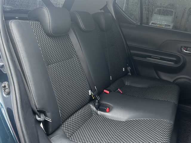 トヨタ アクア クロスオーバー 沖縄県 2018(平30)年 1.6万km ブラッキッシュアゲハガラスフレーク 純正CDラジオオーディオ/スマートキー/純正アルミ/ステアリングスイッチ/オートライト/衝突軽減システム/オートマチックハイビーム/レーンキープアシスト/先行車発進告知/電動格納ミラー/ステアリングスイッチ/革巻きステアリング