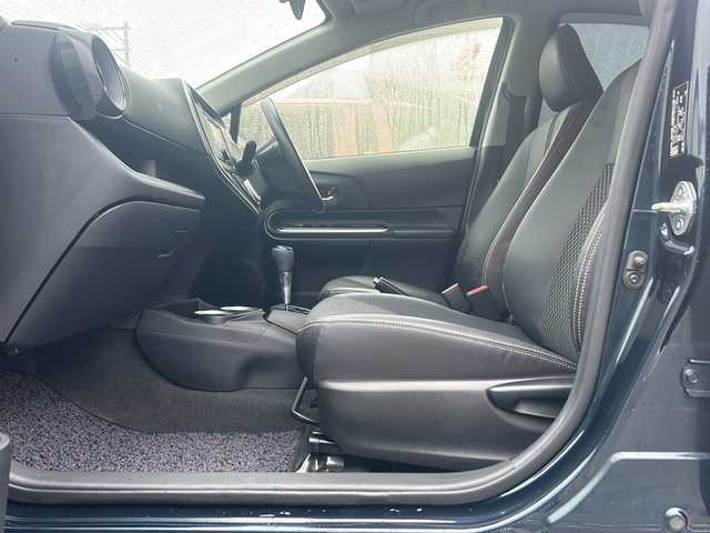 トヨタ アクア クロスオーバー 沖縄県 2018(平30)年 1.6万km ブラッキッシュアゲハガラスフレーク 純正CDラジオオーディオ/スマートキー/純正アルミ/ステアリングスイッチ/オートライト/衝突軽減システム/オートマチックハイビーム/レーンキープアシスト/先行車発進告知/電動格納ミラー/ステアリングスイッチ/革巻きステアリング