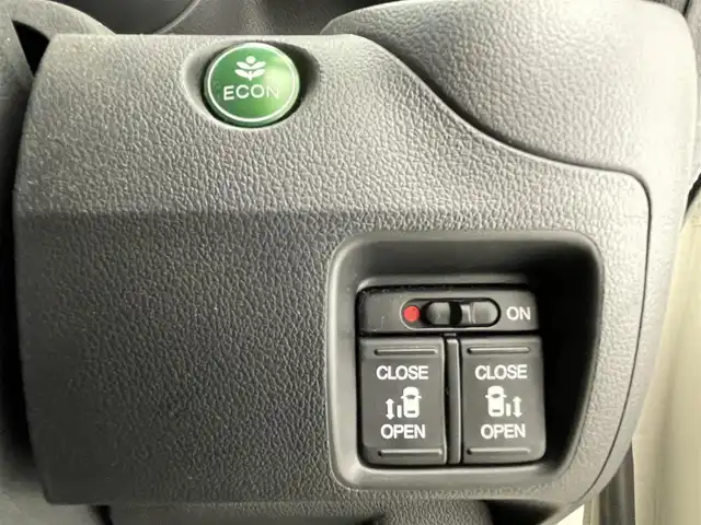 ホンダ Ｎ ＢＯＸ 2トーン G ターボ Lパッケージ 滋賀県 2015(平27)年 7.4万km プレミアムホワイトパールⅡ 社外8インチナビ/（CD/DVD/BT/フルセグTV）/バックカメラ/後席フリップダウンモニター/D/Nシートヒーター/ベンチシート/フルフラットシート/チップアップシート/両側パワースライドドア/レーダークルーズコントロール/コーナーセンサー/レーンキープアシスト/衝突被害軽減ブレーキ/LEDヘッドライト/オートライト/スマートキー/ETC