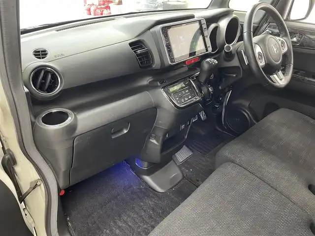 ホンダ Ｎ ＢＯＸ 2トーン G ターボ Lパッケージ 滋賀県 2015(平27)年 7.4万km プレミアムホワイトパールⅡ 社外8インチナビ/（CD/DVD/BT/フルセグTV）/バックカメラ/後席フリップダウンモニター/D/Nシートヒーター/ベンチシート/フルフラットシート/チップアップシート/両側パワースライドドア/レーダークルーズコントロール/コーナーセンサー/レーンキープアシスト/衝突被害軽減ブレーキ/LEDヘッドライト/オートライト/スマートキー/ETC