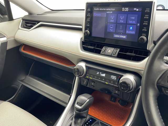 トヨタ ＲＡＶ４ ハイブリッド アドベンチャー 沖縄県 2022(令4)年 8.5万km アッシュグレーメタリック/グレイッシュブルー 純正ディスプレイオーディオ/　（Bluetooth/フルセグTV/AM/FM）/パノラマルーフ/ドライブレコーダー/ETC2.0/パノラミックビューモニター/トヨタセーフティセンス/・衝突被害軽減ブレーキ (プリクラッシュセーフティ)																									/・ハンドル操作サポート (レーントレーシングアシスト)																									/・追従ドライブ支援機能 (レーダークルーズコントロール)																									/・車線はみ出しアラート (レーンディパーチャーアラート)																									/・自動ハイビーム (オートマチックハイビーム)																									/ブラインドスポットモニター/電動リアゲート/レザーシート/メモリ付パワーシート/シートエアコン/シートヒーター/電動サイドブレーキ/ステアリングヒーター/オートハイビーム/クリアランスソナー/LEDヘッドライト/オートライト/スマートキー/スペアキー/プッシュスタート/純正フロアマット/純正19インチアルミホイール