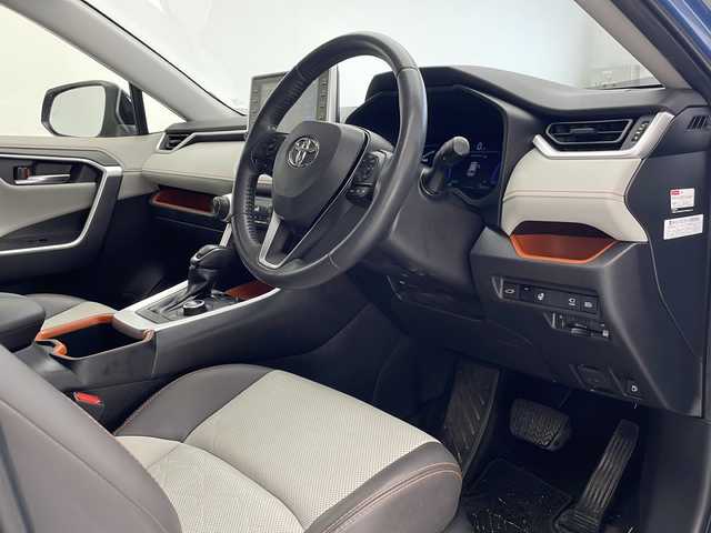 トヨタ ＲＡＶ４ ハイブリッド アドベンチャー 沖縄県 2022(令4)年 8.5万km アッシュグレーメタリック/グレイッシュブルー 純正ディスプレイオーディオ/　（Bluetooth/フルセグTV/AM/FM）/パノラマルーフ/ドライブレコーダー/ETC2.0/パノラミックビューモニター/トヨタセーフティセンス/・衝突被害軽減ブレーキ (プリクラッシュセーフティ)																									/・ハンドル操作サポート (レーントレーシングアシスト)																									/・追従ドライブ支援機能 (レーダークルーズコントロール)																									/・車線はみ出しアラート (レーンディパーチャーアラート)																									/・自動ハイビーム (オートマチックハイビーム)																									/ブラインドスポットモニター/電動リアゲート/レザーシート/メモリ付パワーシート/シートエアコン/シートヒーター/電動サイドブレーキ/ステアリングヒーター/オートハイビーム/クリアランスソナー/LEDヘッドライト/オートライト/スマートキー/スペアキー/プッシュスタート/純正フロアマット/純正19インチアルミホイール
