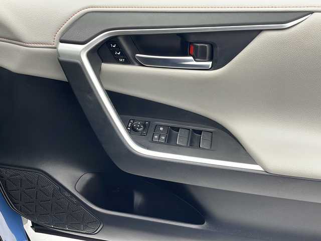 トヨタ ＲＡＶ４ ハイブリッド アドベンチャー 沖縄県 2022(令4)年 8.5万km アッシュグレーメタリック/グレイッシュブルー 純正ディスプレイオーディオ/　（Bluetooth/フルセグTV/AM/FM）/パノラマルーフ/ドライブレコーダー/ETC2.0/パノラミックビューモニター/トヨタセーフティセンス/・衝突被害軽減ブレーキ (プリクラッシュセーフティ)																									/・ハンドル操作サポート (レーントレーシングアシスト)																									/・追従ドライブ支援機能 (レーダークルーズコントロール)																									/・車線はみ出しアラート (レーンディパーチャーアラート)																									/・自動ハイビーム (オートマチックハイビーム)																									/ブラインドスポットモニター/電動リアゲート/レザーシート/メモリ付パワーシート/シートエアコン/シートヒーター/電動サイドブレーキ/ステアリングヒーター/オートハイビーム/クリアランスソナー/LEDヘッドライト/オートライト/スマートキー/スペアキー/プッシュスタート/純正フロアマット/純正19インチアルミホイール