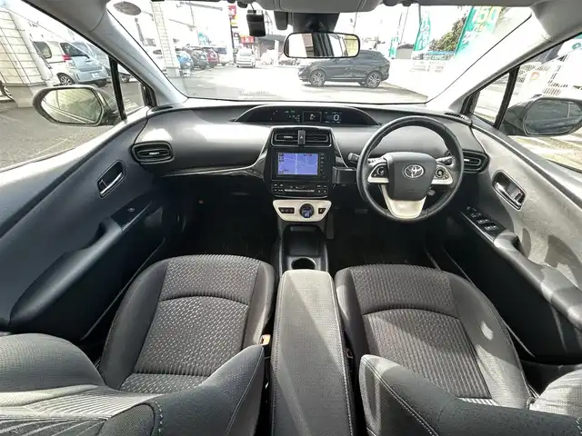 トヨタ プリウス S 埼玉県 2016(平28)年 7万km アティチュードブラックマイカ 登録時69904km/ワンオーナー/純正ナビ/（FM/AM/TV/BT）/バックカメラ/クルーズコントロール追従有/ETC/LEDヘッドライト/純正フロアマット/純正ドアバイザー/トノカバー/電動格納ミラー/革巻きステアリング/ステアリングスイッチ/電動格納ミラー/フロントフォグ/フルオートエアコン/プッシュスタート/スマートキー/スペアキー1本/保証書/車両取扱説明書
