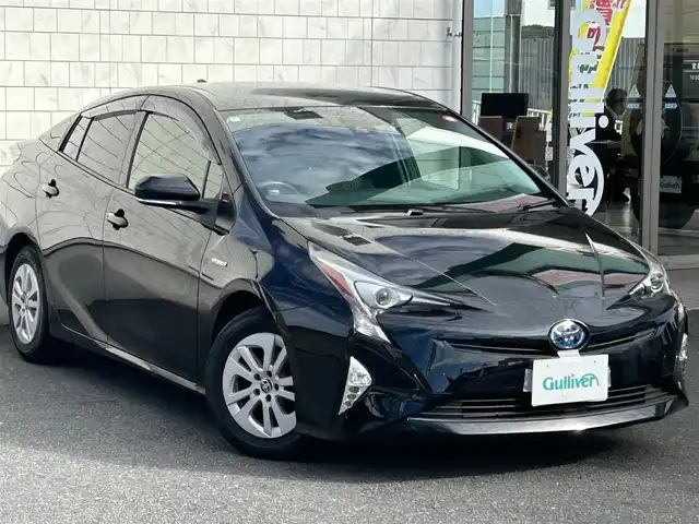 トヨタ プリウス S 埼玉県 2016(平28)年 7万km アティチュードブラックマイカ 登録時69904km/ワンオーナー/純正ナビ/（FM/AM/TV/BT）/バックカメラ/クルーズコントロール追従有/ETC/LEDヘッドライト/純正フロアマット/純正ドアバイザー/トノカバー/電動格納ミラー/革巻きステアリング/ステアリングスイッチ/電動格納ミラー/フロントフォグ/フルオートエアコン/プッシュスタート/スマートキー/スペアキー1本/保証書/車両取扱説明書