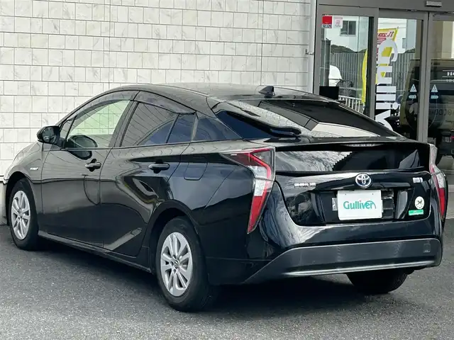 トヨタ プリウス S 埼玉県 2016(平28)年 7万km アティチュードブラックマイカ 登録時69904km/ワンオーナー/純正ナビ/（FM/AM/TV/BT）/バックカメラ/クルーズコントロール追従有/ETC/LEDヘッドライト/純正フロアマット/純正ドアバイザー/トノカバー/電動格納ミラー/革巻きステアリング/ステアリングスイッチ/電動格納ミラー/フロントフォグ/フルオートエアコン/プッシュスタート/スマートキー/スペアキー1本/保証書/車両取扱説明書