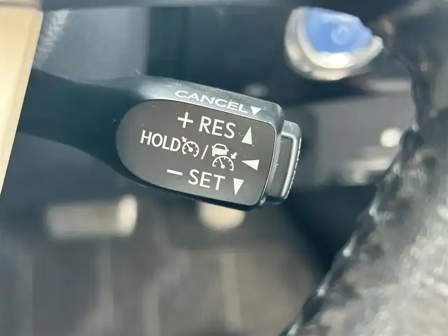 トヨタ プリウス S 埼玉県 2016(平28)年 7万km アティチュードブラックマイカ 登録時69904km/ワンオーナー/純正ナビ/（FM/AM/TV/BT）/バックカメラ/クルーズコントロール追従有/ETC/LEDヘッドライト/純正フロアマット/純正ドアバイザー/トノカバー/電動格納ミラー/革巻きステアリング/ステアリングスイッチ/電動格納ミラー/フロントフォグ/フルオートエアコン/プッシュスタート/スマートキー/スペアキー1本/保証書/車両取扱説明書