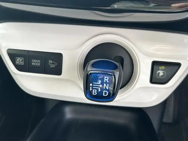 トヨタ プリウス S 埼玉県 2016(平28)年 7万km アティチュードブラックマイカ 登録時69904km/ワンオーナー/純正ナビ/（FM/AM/TV/BT）/バックカメラ/クルーズコントロール追従有/ETC/LEDヘッドライト/純正フロアマット/純正ドアバイザー/トノカバー/電動格納ミラー/革巻きステアリング/ステアリングスイッチ/電動格納ミラー/フロントフォグ/フルオートエアコン/プッシュスタート/スマートキー/スペアキー1本/保証書/車両取扱説明書